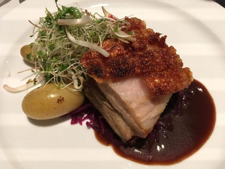 Rippchen vom Hampshire-Schwein aus Trøndelag mit karamellisierten norwegischen Äpfeln Kraut, Rotweinsauce und Kartoffeln. Überraschenderweise sind Schweinerippchen ein traditionelles norwegisches Gericht, das seit Jahrtausenden in Skandinavien gegessen wird - heutzutage meist zu Weihnachten.
