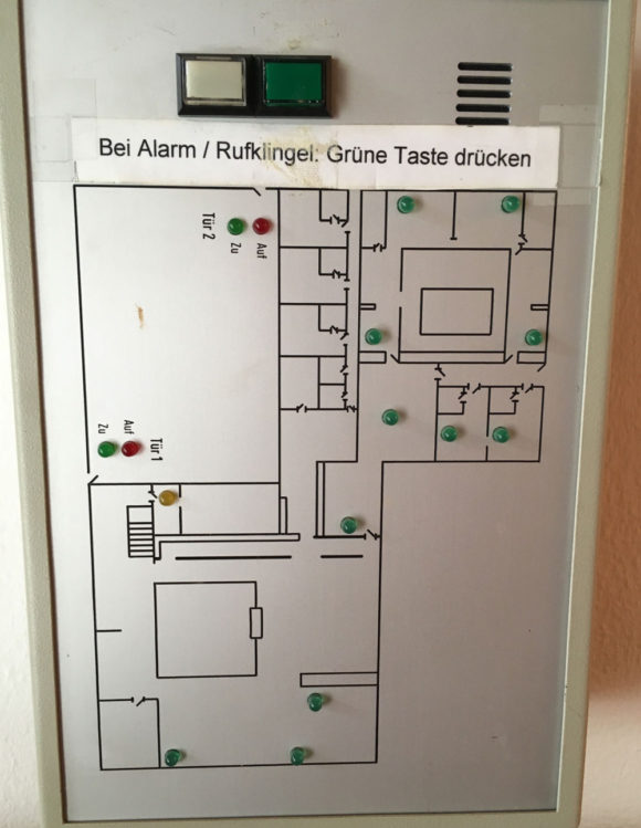 Die Kingelanlage (sie hängt im privaten Esszimmer) offenbart das innenarchitektonische Dilemma: Winzige Zimmer im Privatbereich (oben), jede Menge Platz im dienstlichen Teil (unten) - den die Kanzlerfamilie aber nicht privat nutzen darf. Bild: Monika Gemmer