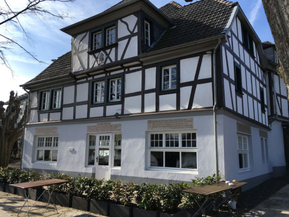 Schaumburger Hof: In der Gaststätte am Rheinufer kehrten im 19. Jahrhundert Bonner Studenten und Professoren gerne ein. Zu den Gästen zählten Karl Simrock, Ernst Moritz Arndt, Ferdinand Freiligrath, Alexander von Humboldt, Friedrich Nietzsche - und Annette von Doste-Hülshoff, Adele Schopenhauer und Sibylle Mertens, deren Sommersitz ganz in der Nähe war. Bild: Monika Gemmer