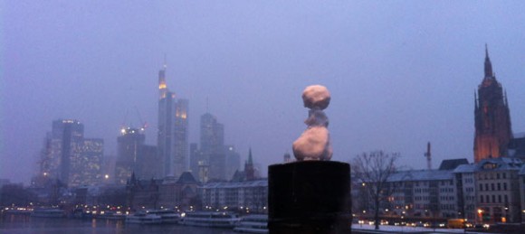 Schneemännchen vor Skyline