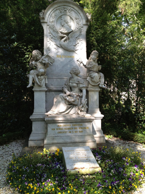 Grabmahl von Clara Schumann geb. Wieck und ihrem Mann Robert. Bild: Monika Gemmer