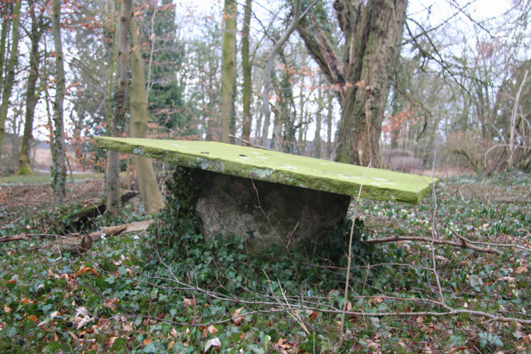 An diesem Steintisch im Park von Gut Abbenburg schrieb Annette von Droste das "Geistliche Jahr". Bild: Monika Gemmer