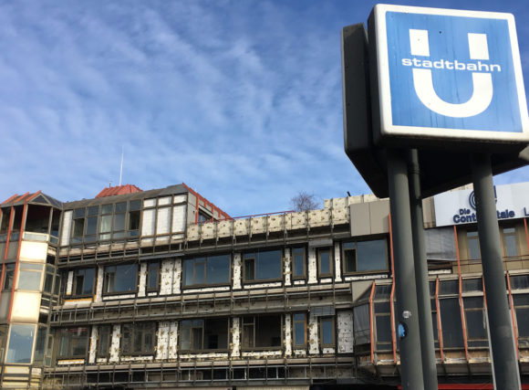 Am Bonner Hauptbahnhof wird derzeit die Südüberbauung abgerissen. Das "Bonner Loch" soll mit neuen Gebäudekomplexen überbaut werden. Bild: Monika Gemmer