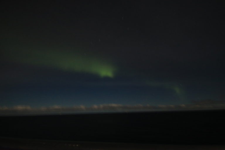 Fotografisches Polarlicht - mit bloßem Auge war kein grünes Licht, sondern nur ein Schimmern am Himmel zu sehen.