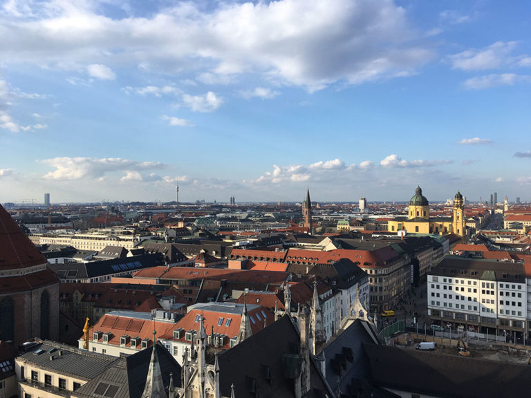 Die katholische Theatinerkirche ist auch Grabstätte vieler toter Wittelsbacher. Rechts davon, aber hier schlecht zu erkennen, liegt die Feldherrnhalle.