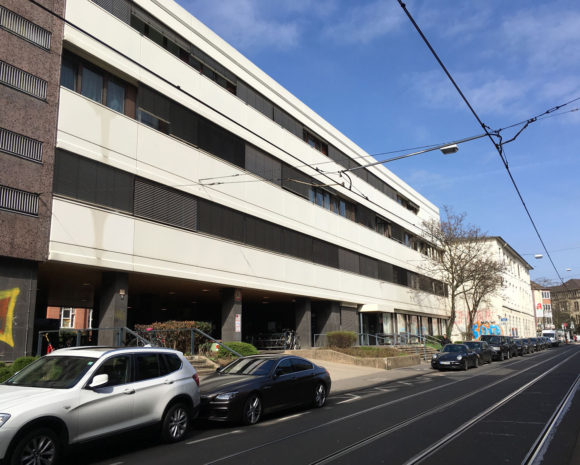Die ehemalige Poliklinik in der Wilhelmstraße beherbergt heute Flüchtlinge. Bild: Monika Gemmer
